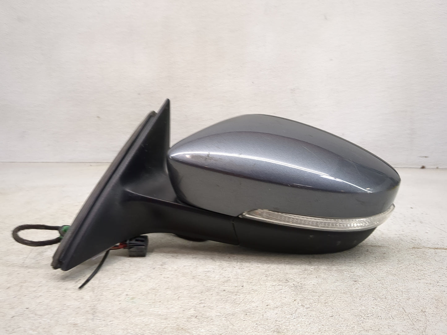 2013-2015 Volkswagen Passat Driver Side View Mirror - Left Door Mirror OEM Used - Oemusedautoparts1.com