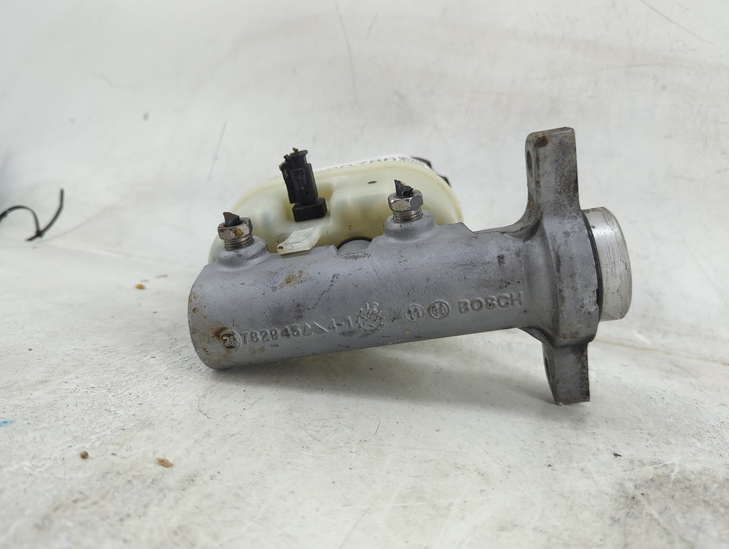 2014-2019 Chevrolet Silverado 1500 Brake Master Cylinder 1490786 - Oemusedautoparts1.com