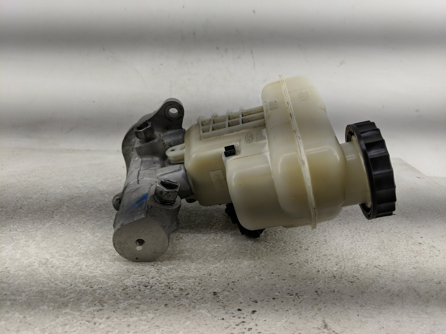 Ford Explorer Brake Master Cylinder 1313907 - Oemusedautoparts1.com