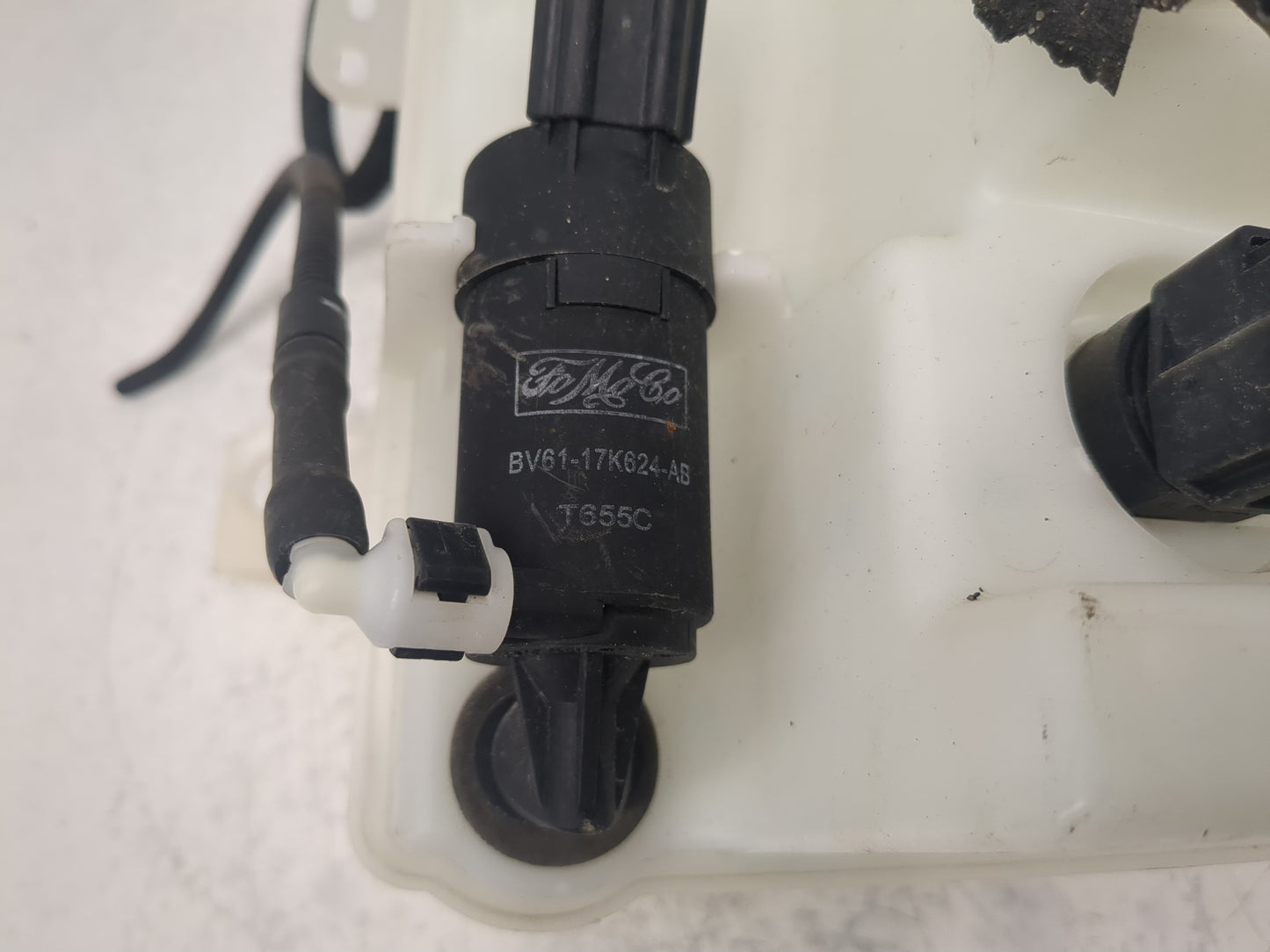 2012-2018 Ford Focus Windshield Washer Fluid Reservoir Bottle Oem - Oemusedautoparts1.com