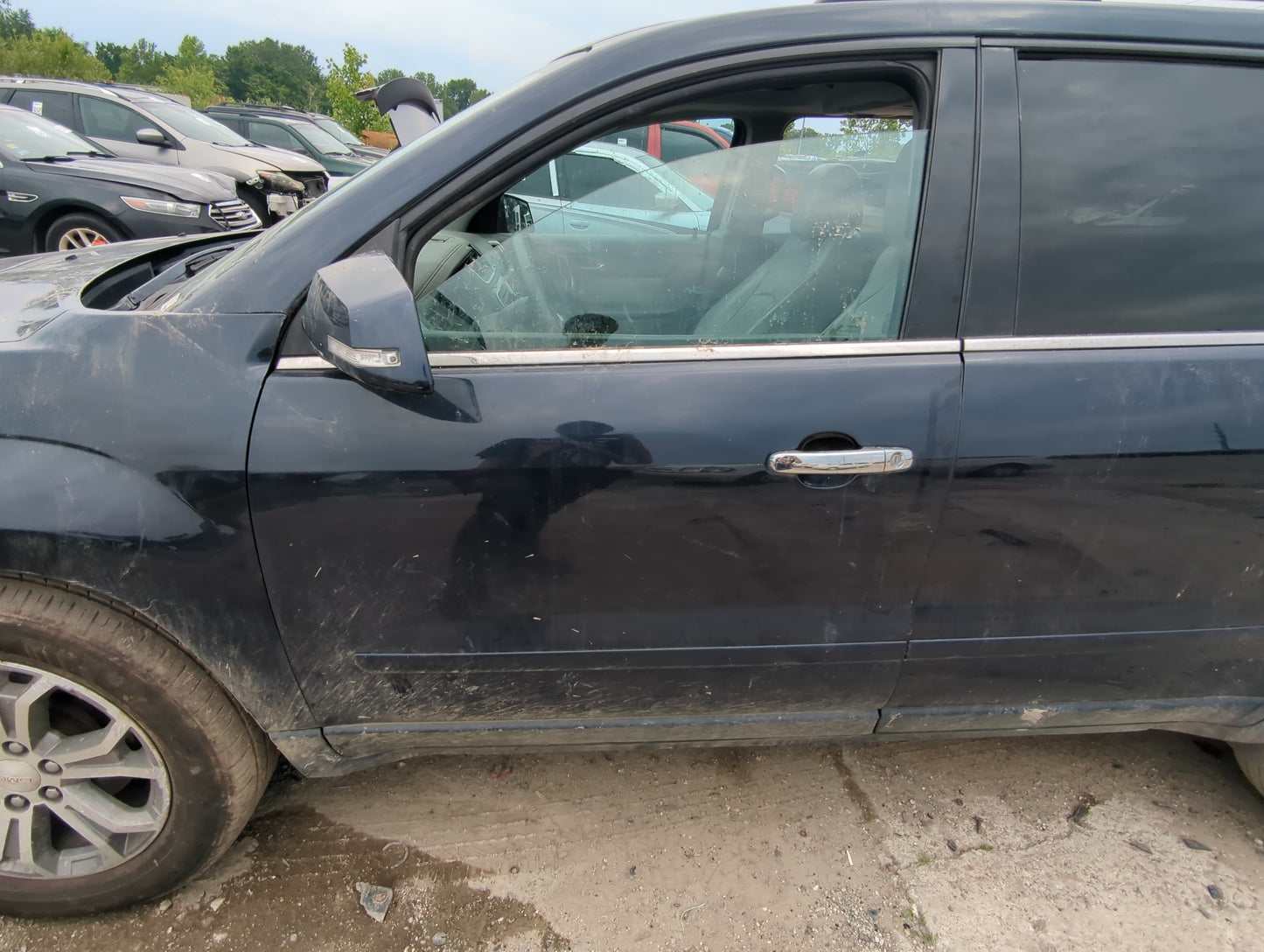 2010-2017 Gmc Acadia Driver Front Door Oem 1088943 - Oemusedautoparts1.com