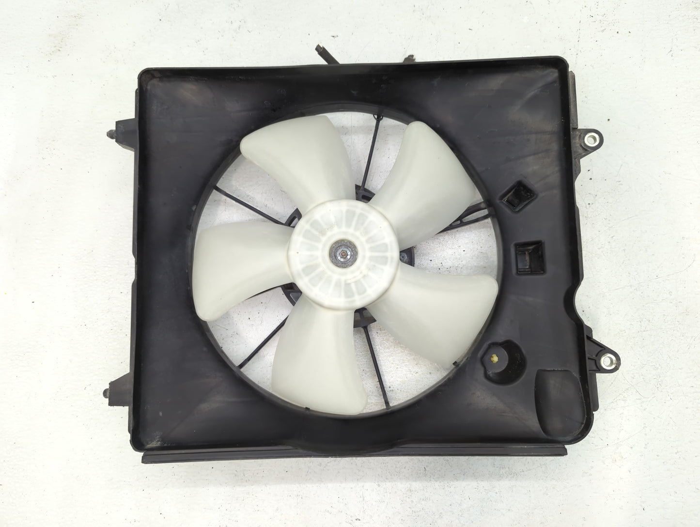 2015-2016 Honda Cr-v Left Radiator Fan Motor Assembly - Oemusedautoparts1.com