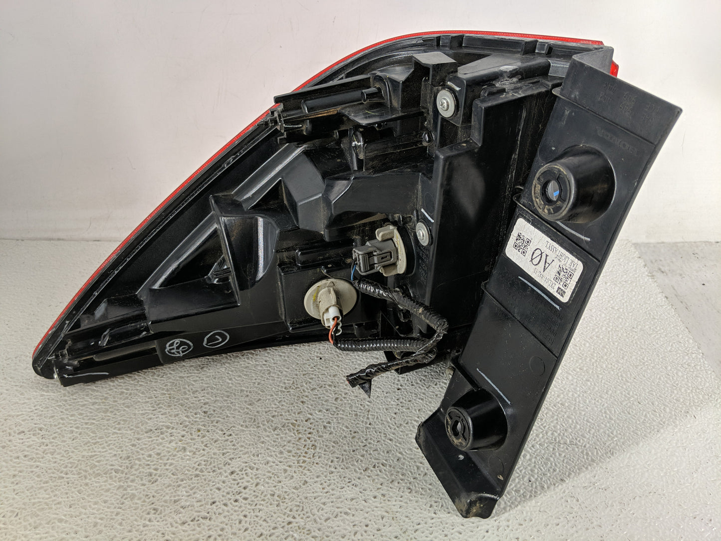 2016-2018 Honda Pilot Tail Light Assembly Driver Left OEM P/N:2XL949442-11 Fits Fits 2016 2017 2018 OEM Used Auto Parts - Oe