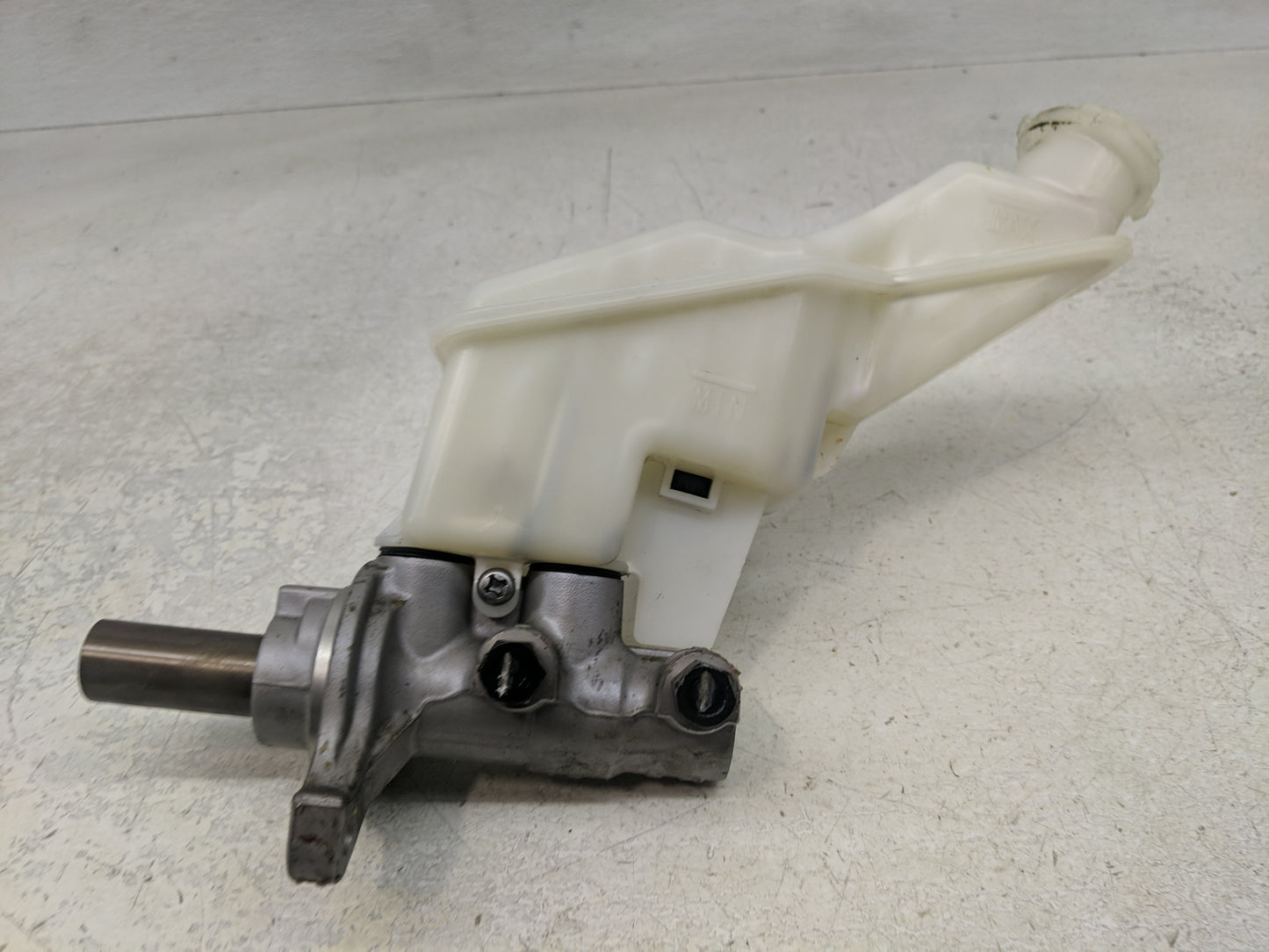 2013-2019 Hyundai Santa Fe Brake Master Cylinder 1312066 - Oemusedautoparts1.com