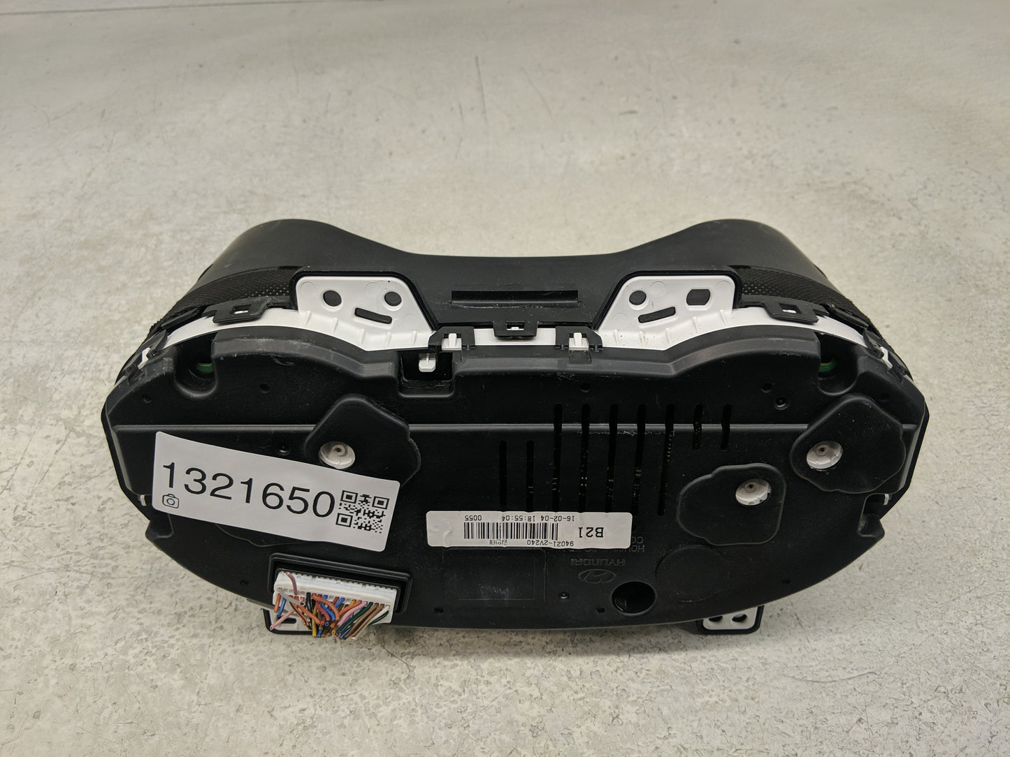 2016-2017 Hyundai Veloster Instrument Cluster Speedometer Gauges P/N:94021-2V240 Fits Fits 2016 2017 OEM Used Auto Parts - O