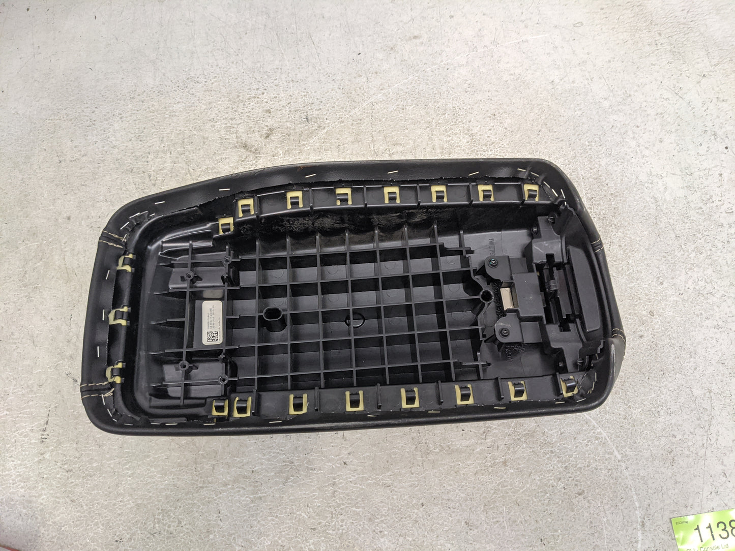 2015-2018 Jeep Cherokee Center Console Armrest Cover Lid Fits Fits 2015 2016 2017 2018 OEM Used Auto Parts - Oemusedautopart