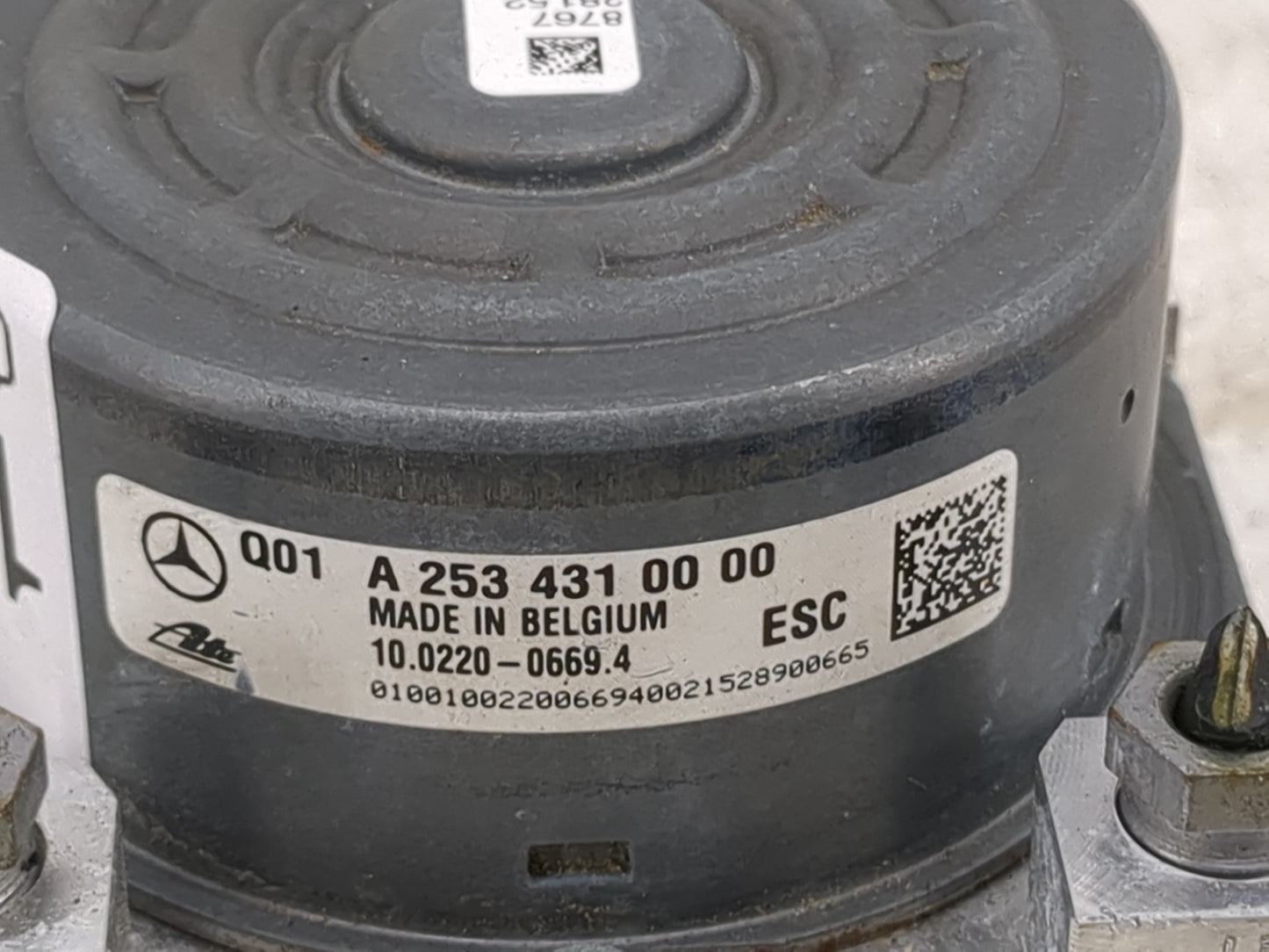 2016 Mercedes-Benz C300 ABS Pump Control Module Replacement P/N:A 253 431 00 Fits OEM Used Auto Parts - Oemusedautoparts1.co