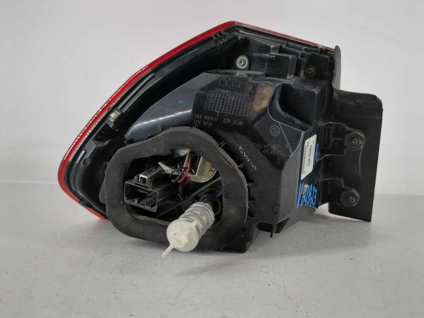 2016 Volkswagen Passat Tail Light Assembly Passenger Right OEM P/N:561 945 096 N Fits OEM Used Auto Parts - Oemusedautoparts