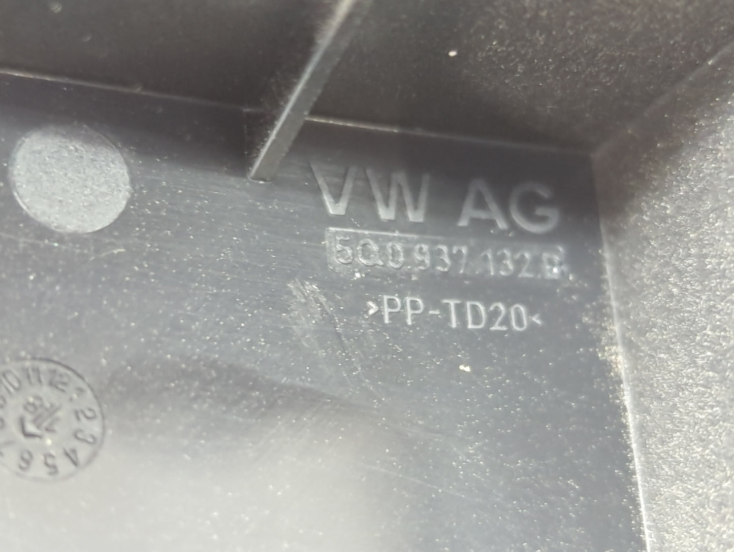 2018-2022 Volkswagen Tiguan Fusebox Fuse Box Panel Relay Module P/N:5Q0 937 132 B 6351-2386 Fits OEM Used Auto Parts - Oemus