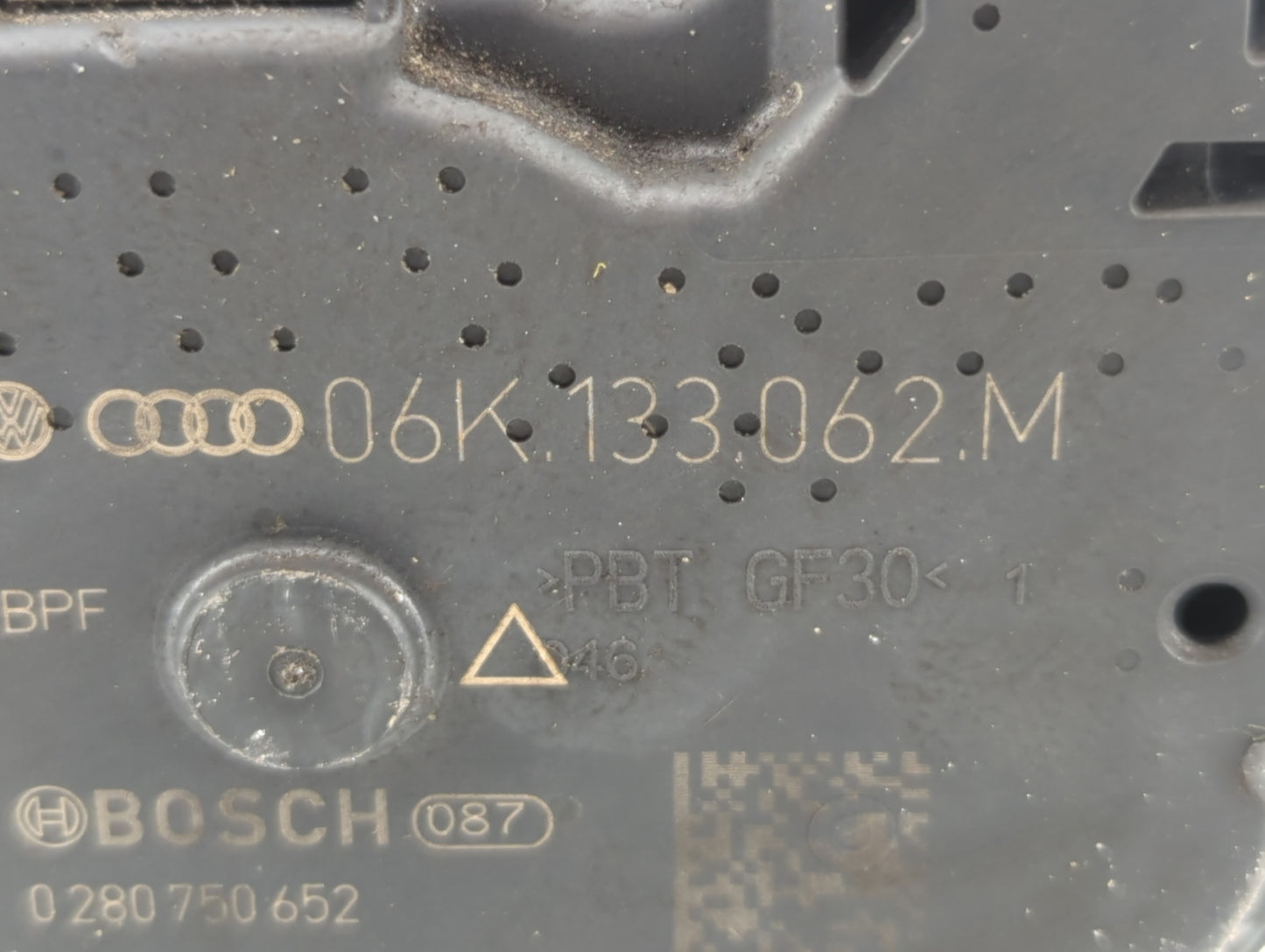 2017-2018 Audi A3 Throttle Body P/N:06K 133 062 M 06K 133 062 J Fits Fits 2017 2018 2019 2020 2021 2022 OEM Used Auto Parts