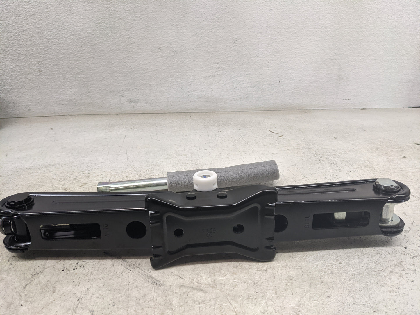 2017 Audi Q7 Spare Scissor Car Jack - Oemusedautoparts1.com