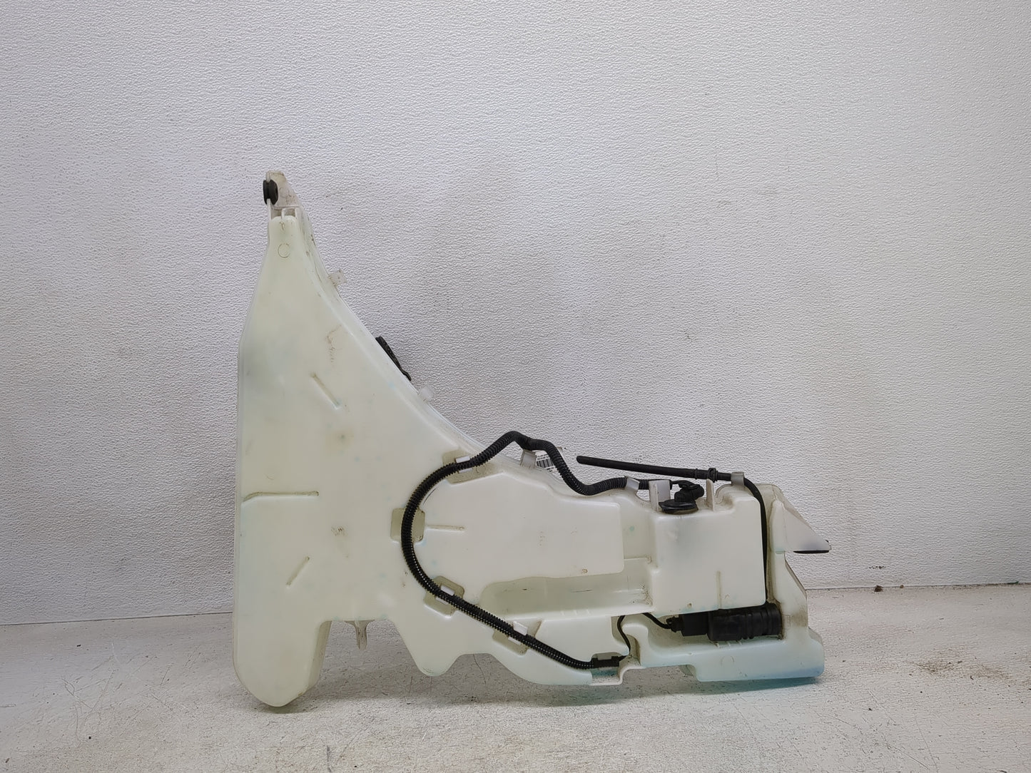2013-2018 Cadillac Ats Windshield Washer Fluid Reservoir Bottle Oem - Oemusedautoparts1.com