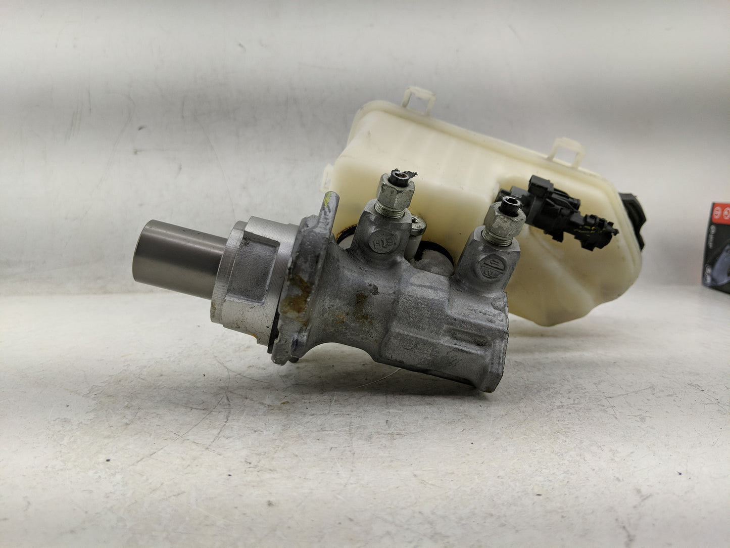 2013-2019 Cadillac Xts Brake Master Cylinder - Oemusedautoparts1.com