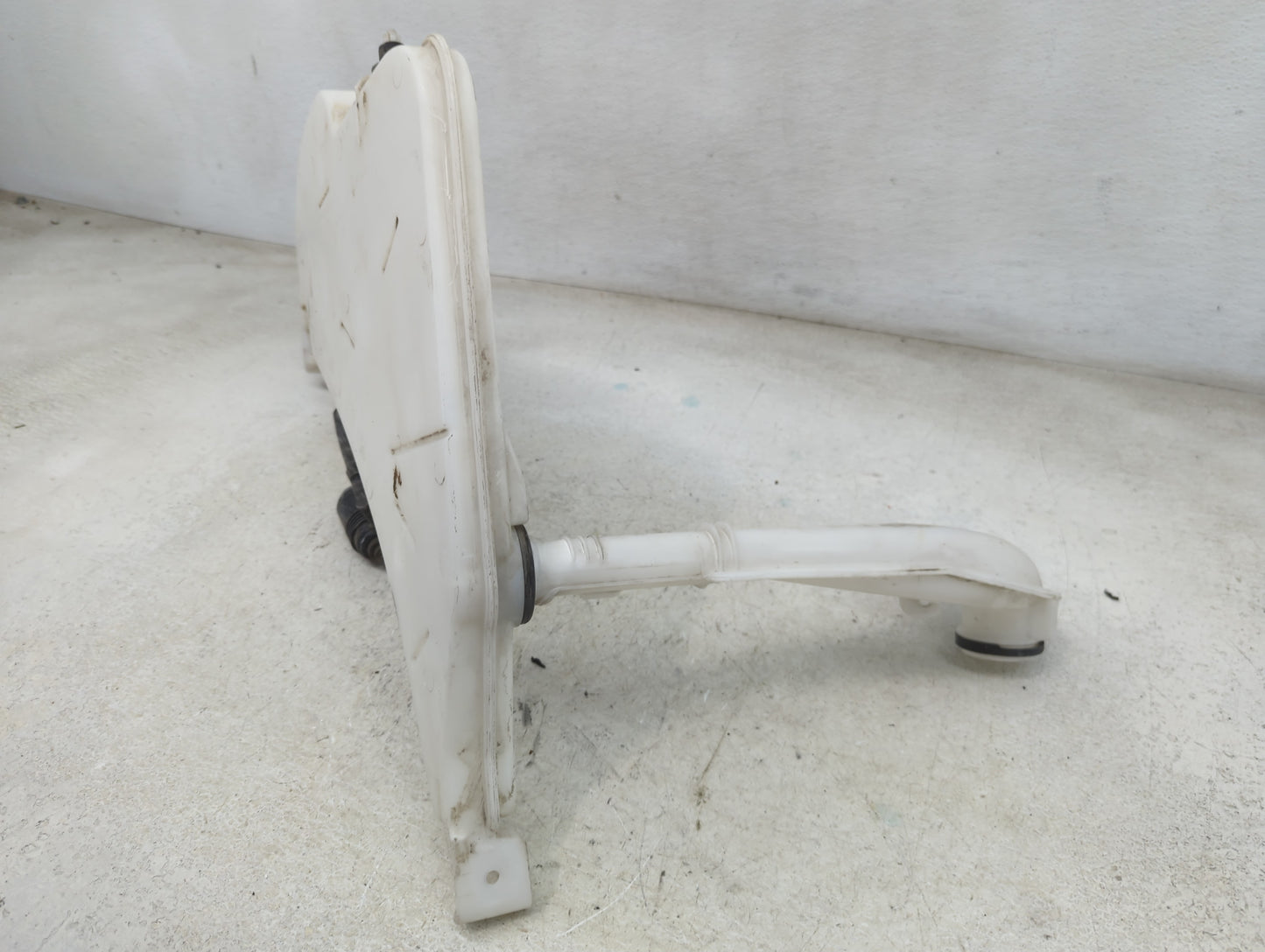 2016-2017 Chevrolet Camaro Windshield Washer Fluid Reservoir Bottle Oem 1465831 - Oemusedautoparts1.com