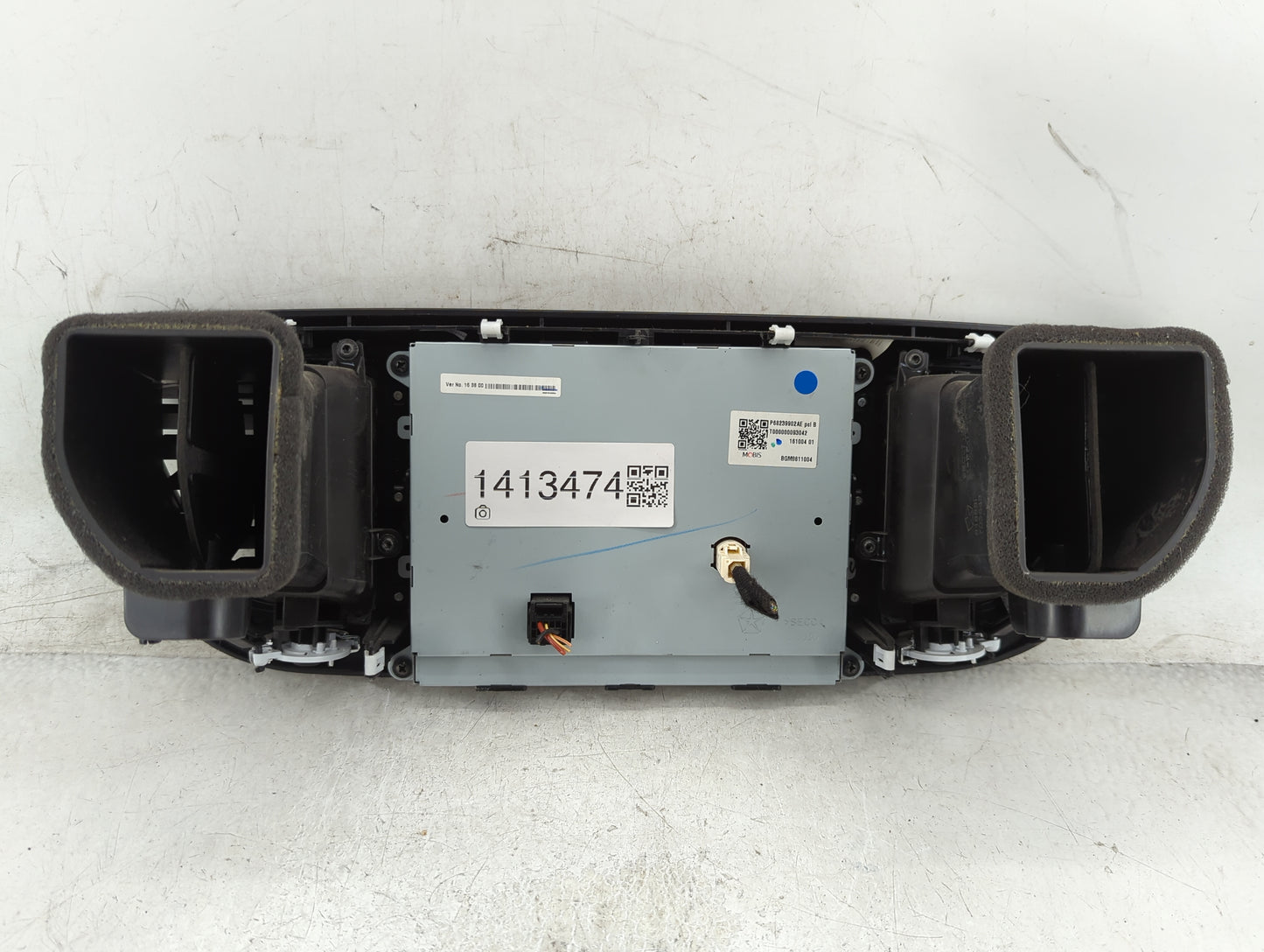 2017 Chrysler Pacifica Information Display Screen Black - Oemusedautoparts1.com