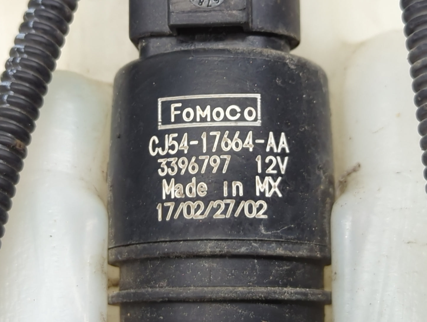 2015-2019 Ford Escape Windshield Washer Fluid Reservoir Bottle Oem 1474076 - Oemusedautoparts1.com