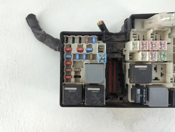2017-2018 Ford Focus Fusebox Fuse Box Panel Relay Module P/N:E00027328 AV6T-14A142-AB Fits Fits 2017 2018 OEM Used Auto Parts