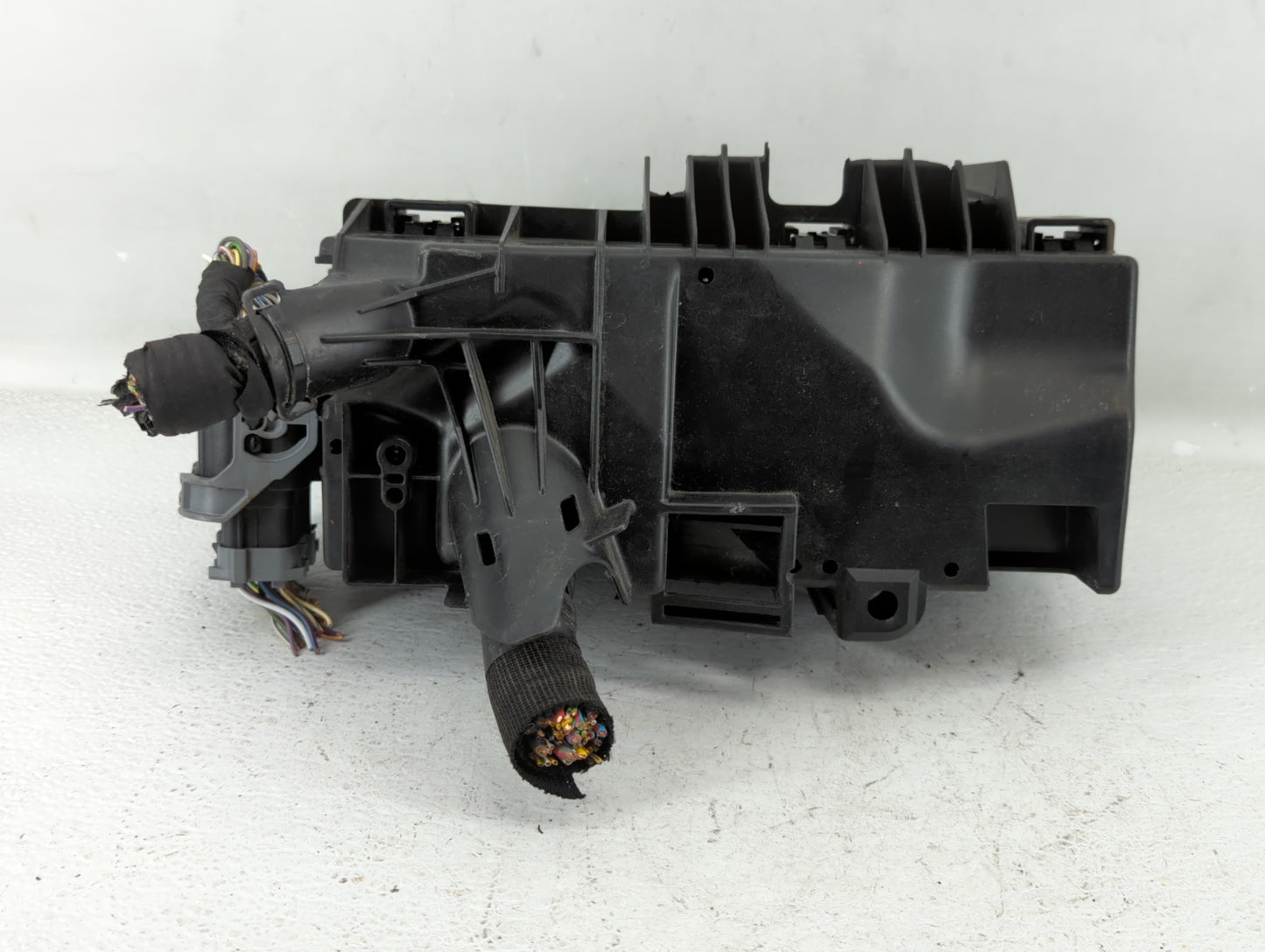 2017-2019 Ford Taurus Fusebox Fuse Box Panel Relay Module P/N:DG1T-14A003-BA Fits Fits 2017 2018 2019 OEM Used Auto Parts -