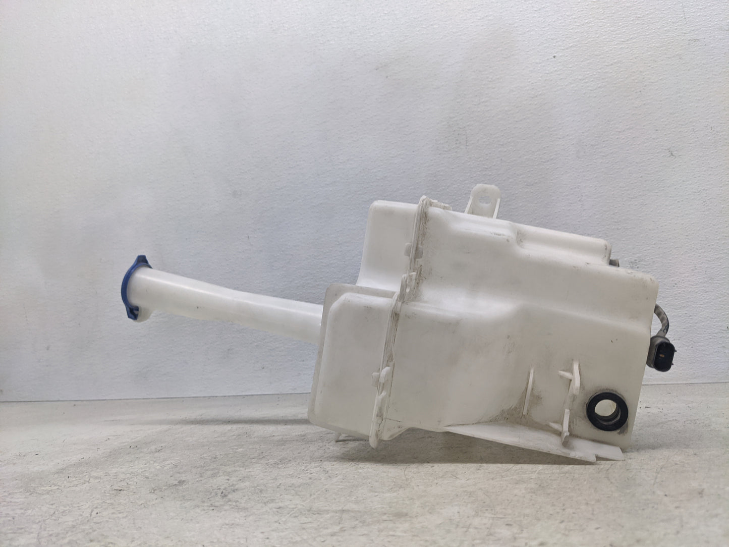 2012-2017 Hyundai Azera Windshield Washer Fluid Reservoir Bottle Oem - Oemusedautoparts1.com