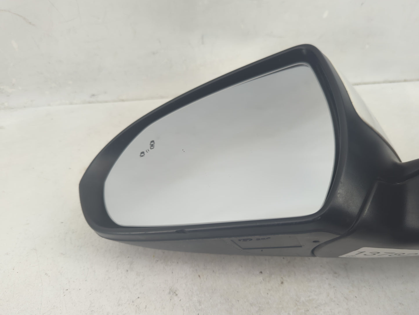2017-2020 Hyundai Elantra Driver Side View Mirror - Left Door Mirror OEM Used - Oemusedautoparts1.com