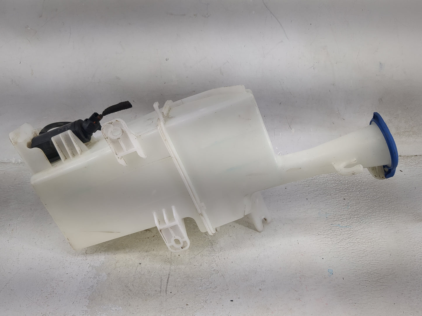 2017-2018 Hyundai Elantra Windshield Washer Fluid Reservoir Bottle Oem 1473975 - Oemusedautoparts1.com