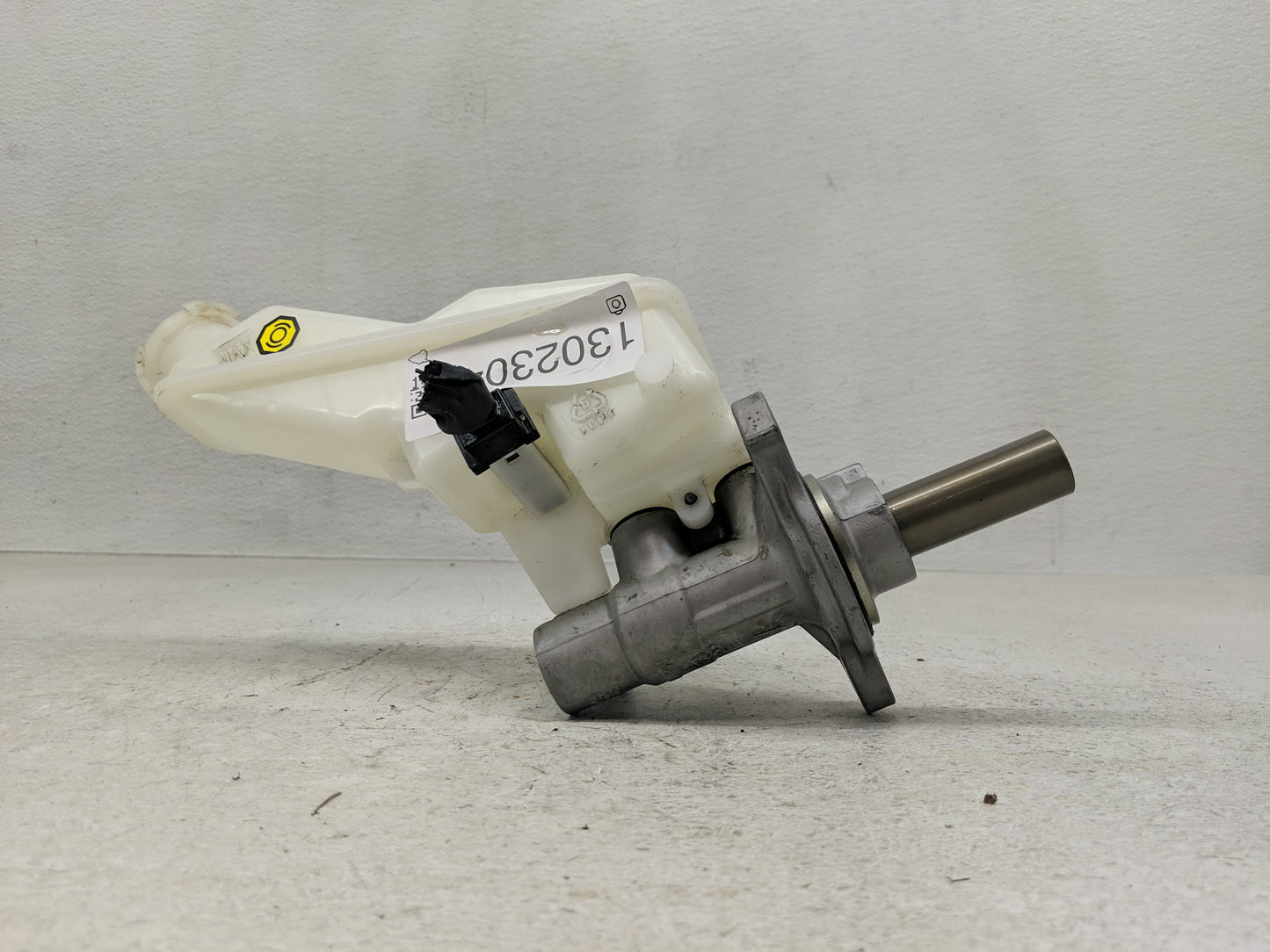 2013-2019 Hyundai Santa Fe Brake Master Cylinder 1302304 - Oemusedautoparts1.com