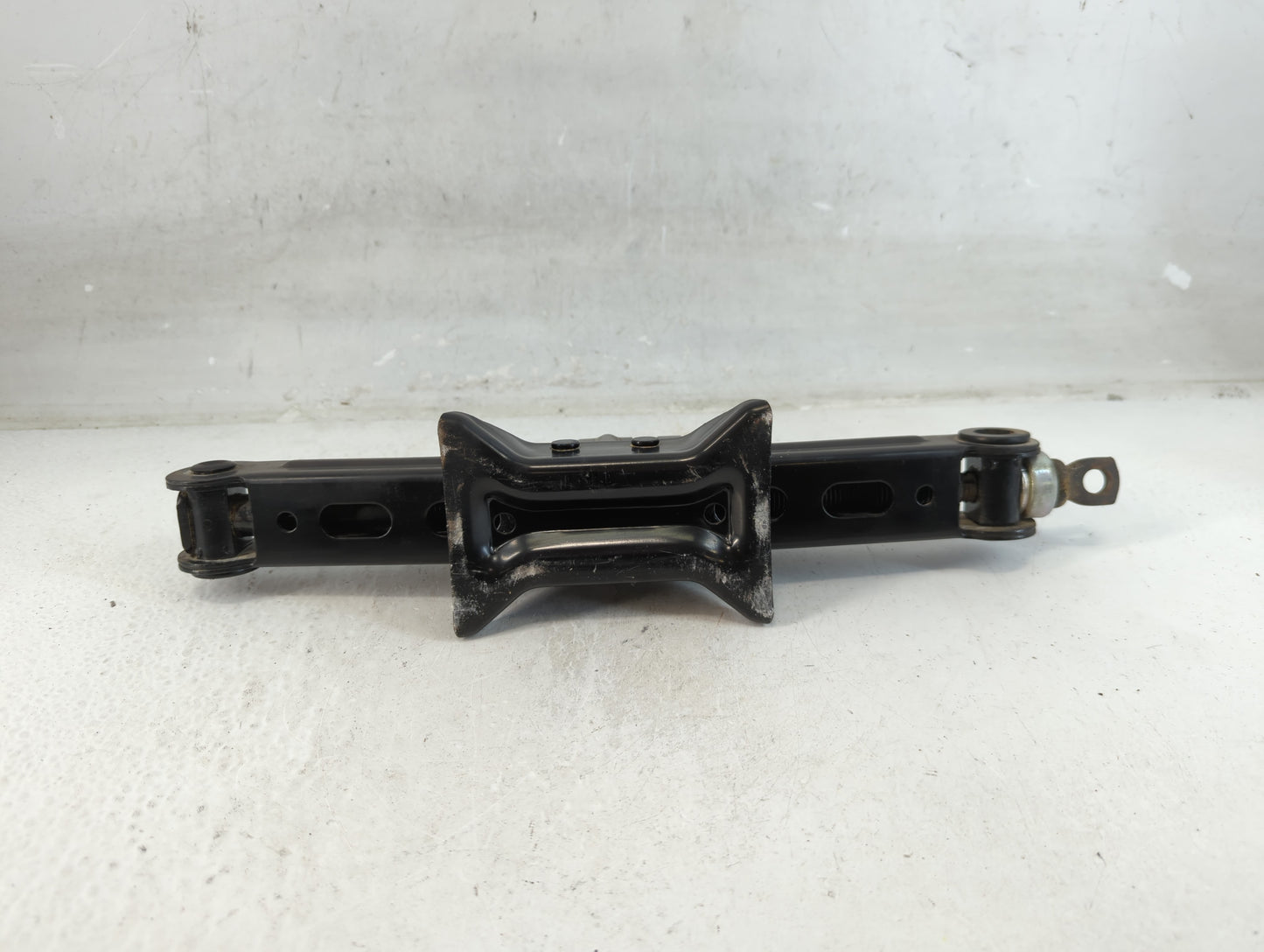 2017 Hyundai Sonata Spare Scissor Car Jack 1071579 - Oemusedautoparts1.com