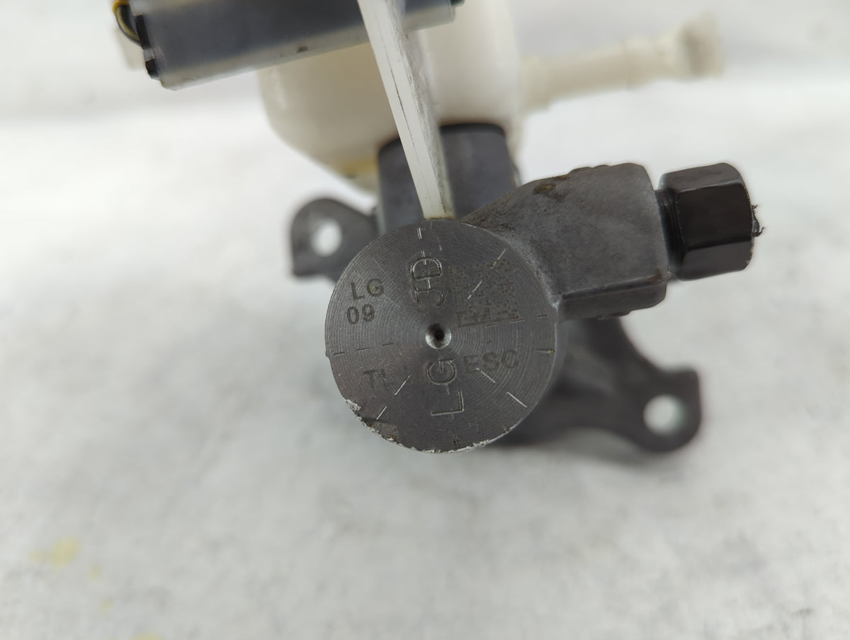 2016-2021 Hyundai Tucson Brake Master Cylinder 1498863 - Oemusedautoparts1.com