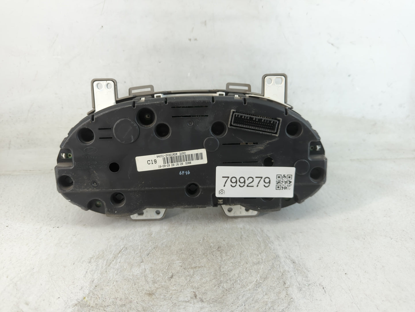 2016-2017 Hyundai Veloster Instrument Cluster Speedometer Gauges P/N:94031-2V201RDR Fits Fits 2016 2017 OEM Used Auto Parts