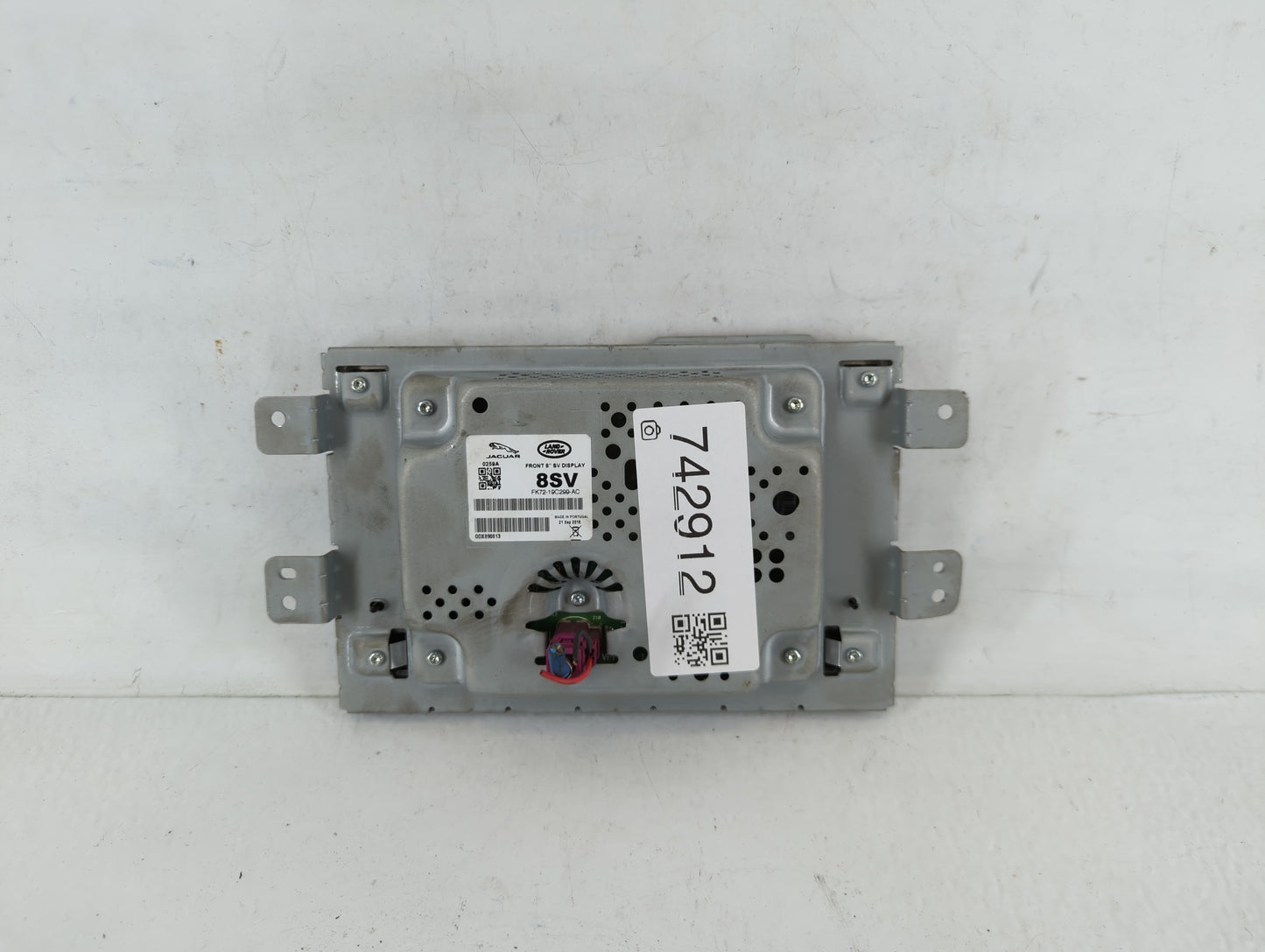 2017-2018 Jaguar F-pace Information Display Screen - Oemusedautoparts1.com