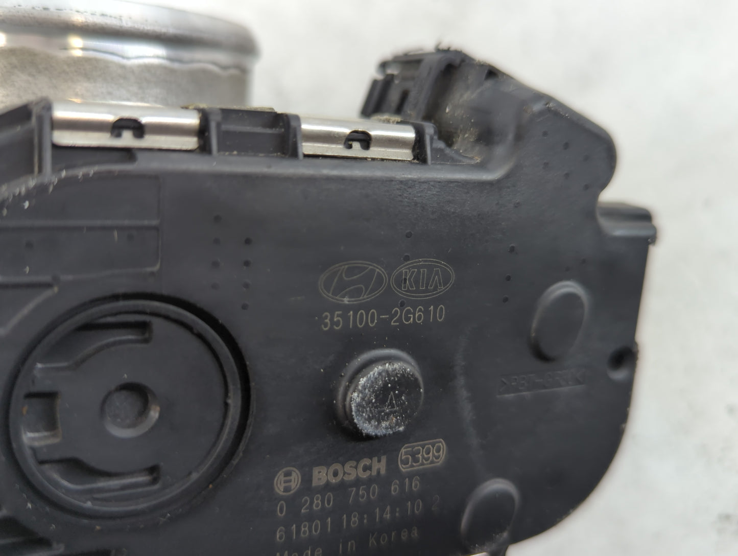 2016-2018 Kia Sorento Throttle Body P/N:35100-2G610 Fits Fits 2015 2016 2017 2018 2019 2020 2021 OEM Used Auto Parts - Oemus