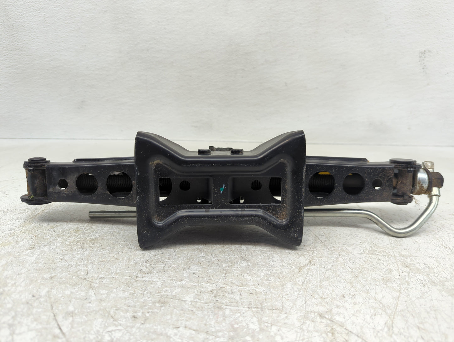 2017 Land Rover Discovery Spare Scissor Car Jack - Oemusedautoparts1.com