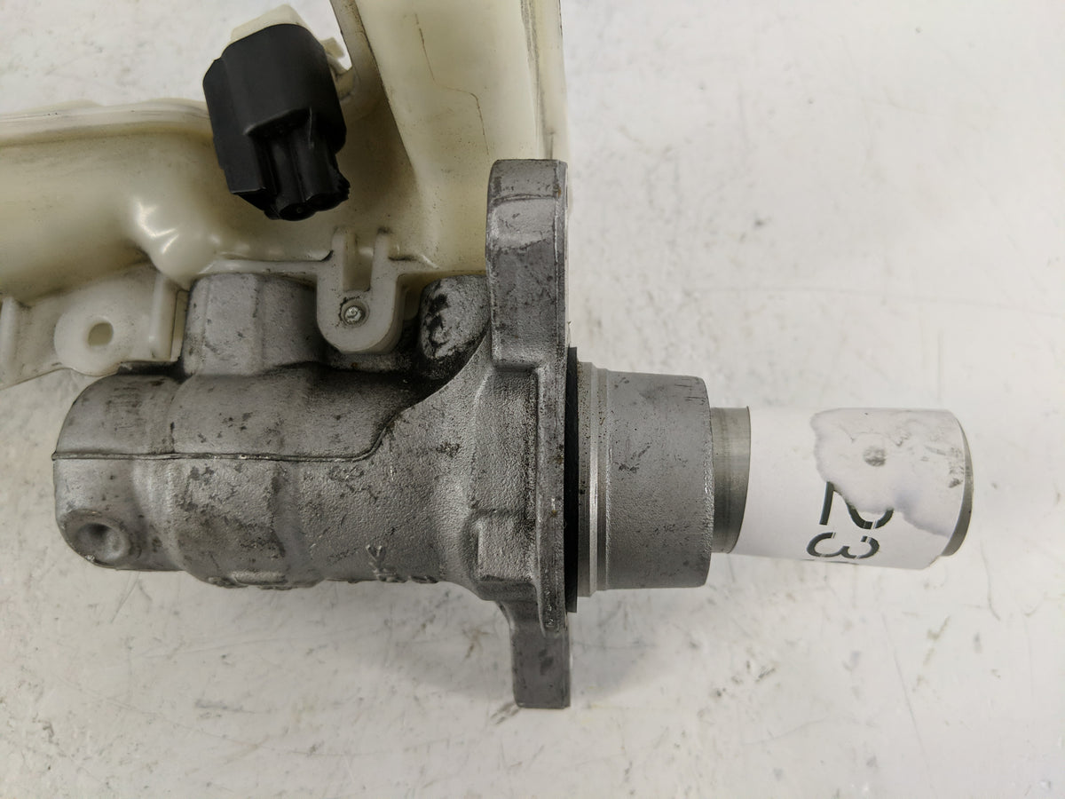 2016-2018 Lincoln Mkx Brake Master Cylinder 1219239 - Oemusedautoparts1.com
