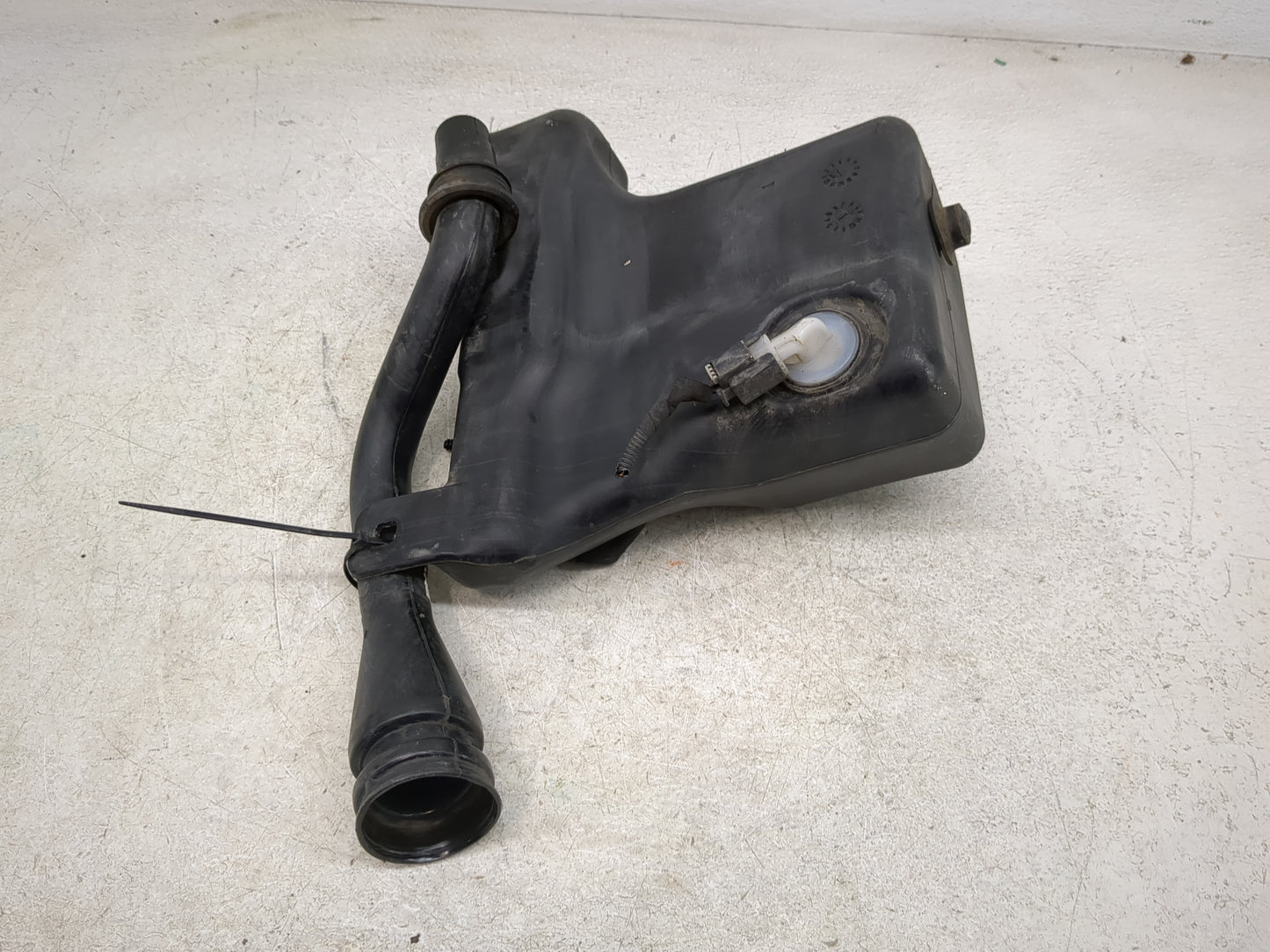 2016 Mercedes-benz Metris Windshield Washer Fluid Reservoir Bottle Oem - Oemusedautoparts1.com