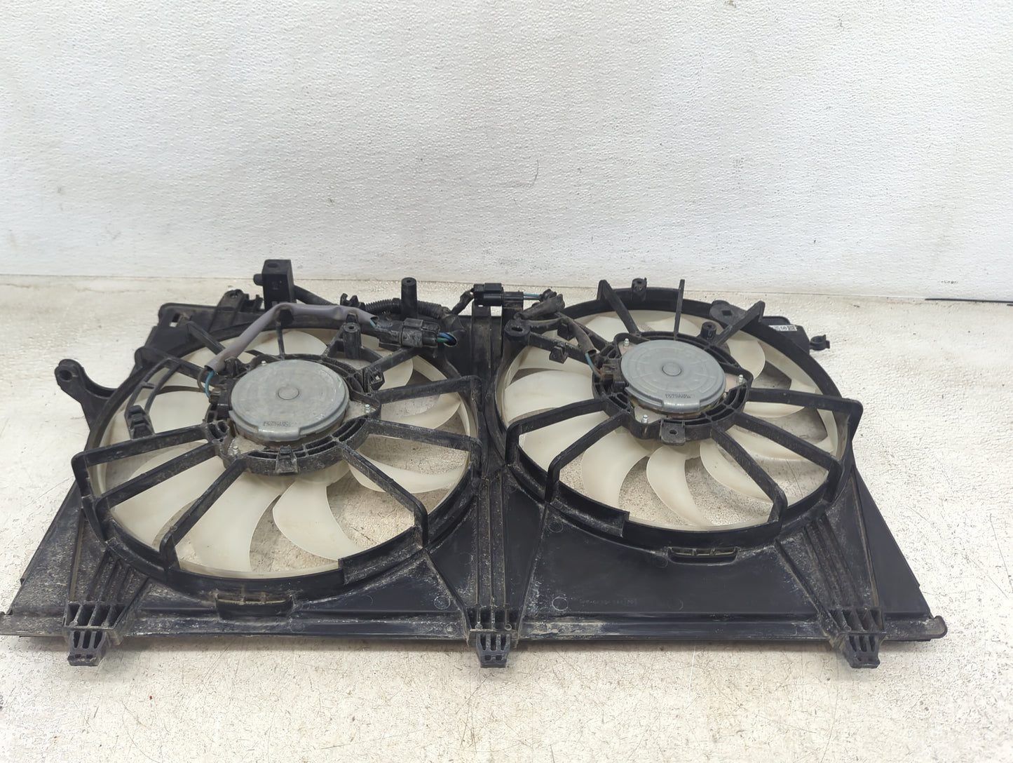 2014-2016 Mitsubishi Outlander Electric Radiator Cooling Fan Motor Assembly Fits Fits 2014 2015 2016 OEM Used Auto Parts - O