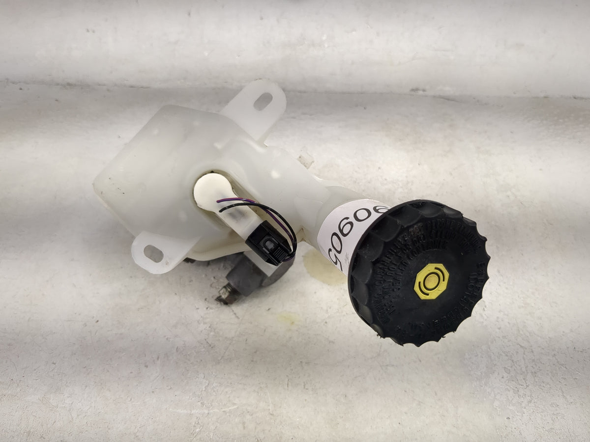 2014-2016 Mitsubishi Outlander Brake Master Cylinder - Oemusedautoparts1.com