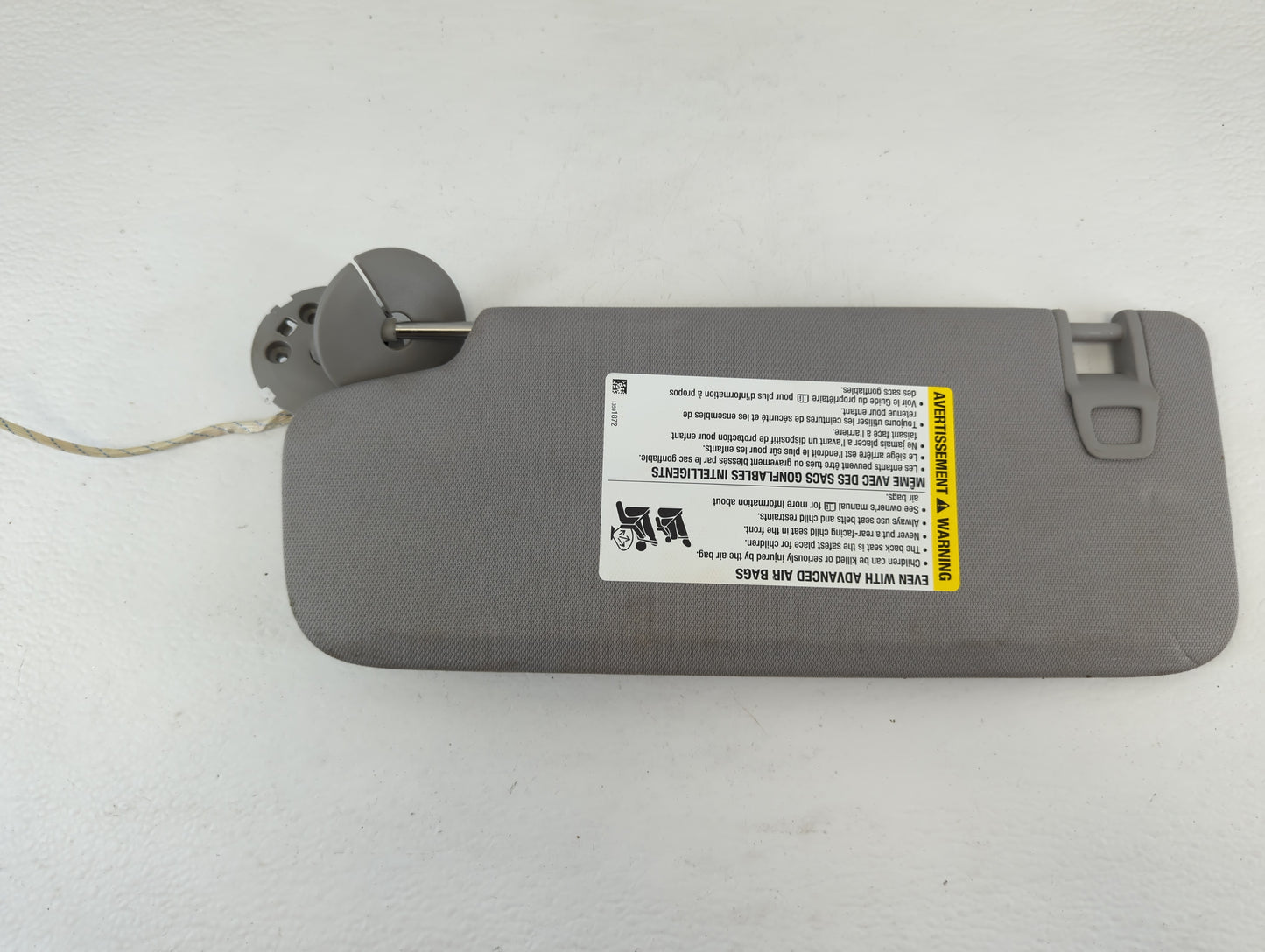 2018-2019 Chevrolet Equinox Sun Visor Shade Replacement Passenger Right Mirror Fits Fits 2018 2019 OEM Used Auto Parts - Oem