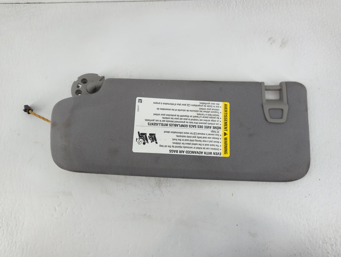 2018-2019 Chevrolet Equinox Sun Visor Shade Replacement Passenger Right Mirror Fits Fits 2018 2019 OEM Used Auto Parts - Oem