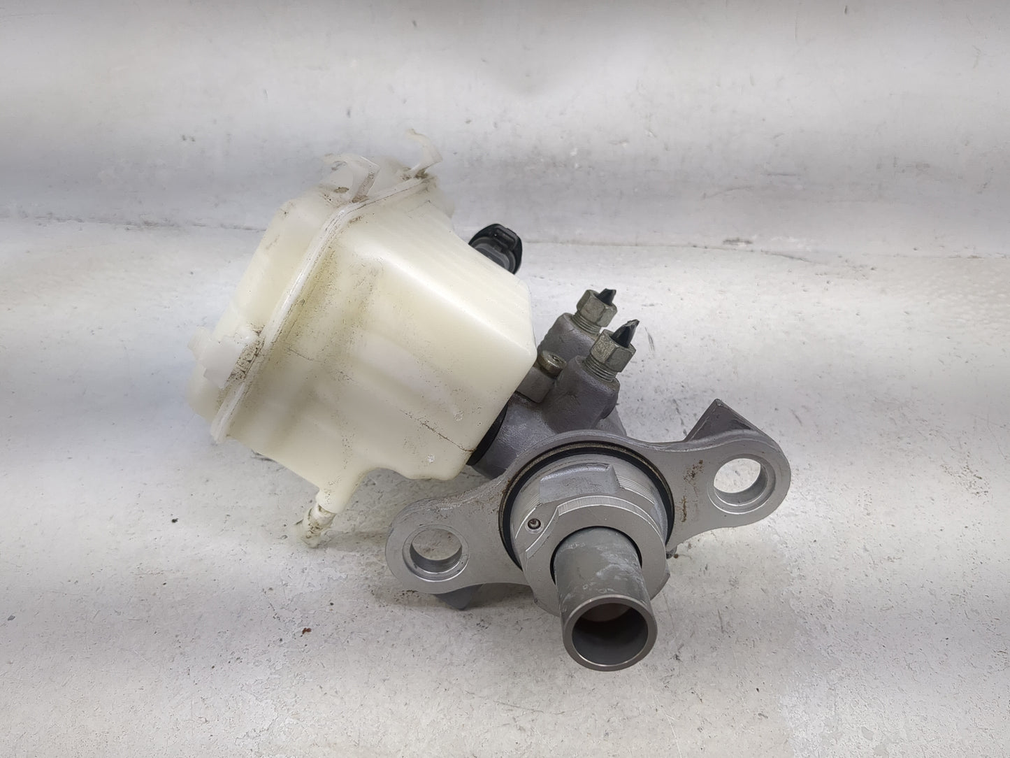 2014-2020 Chevrolet Impala Brake Master Cylinder 1490562 - Oemusedautoparts1.com