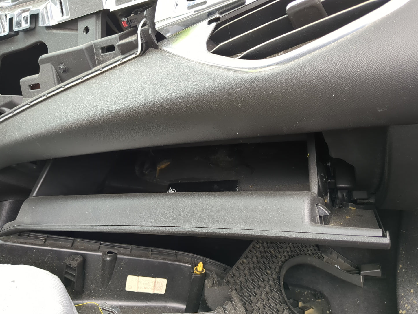 2018 Chevrolet Malibu Passenger Glove Box Door Storage Compartment - Oemusedautoparts1.com