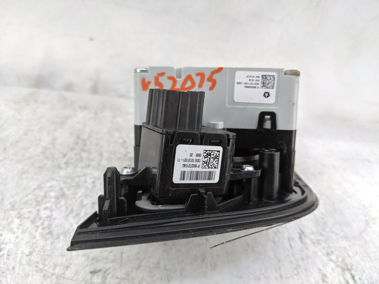 2018 Chrysler Pacifica Floor Console Assembly Shifter Black - Oemusedautoparts1.com