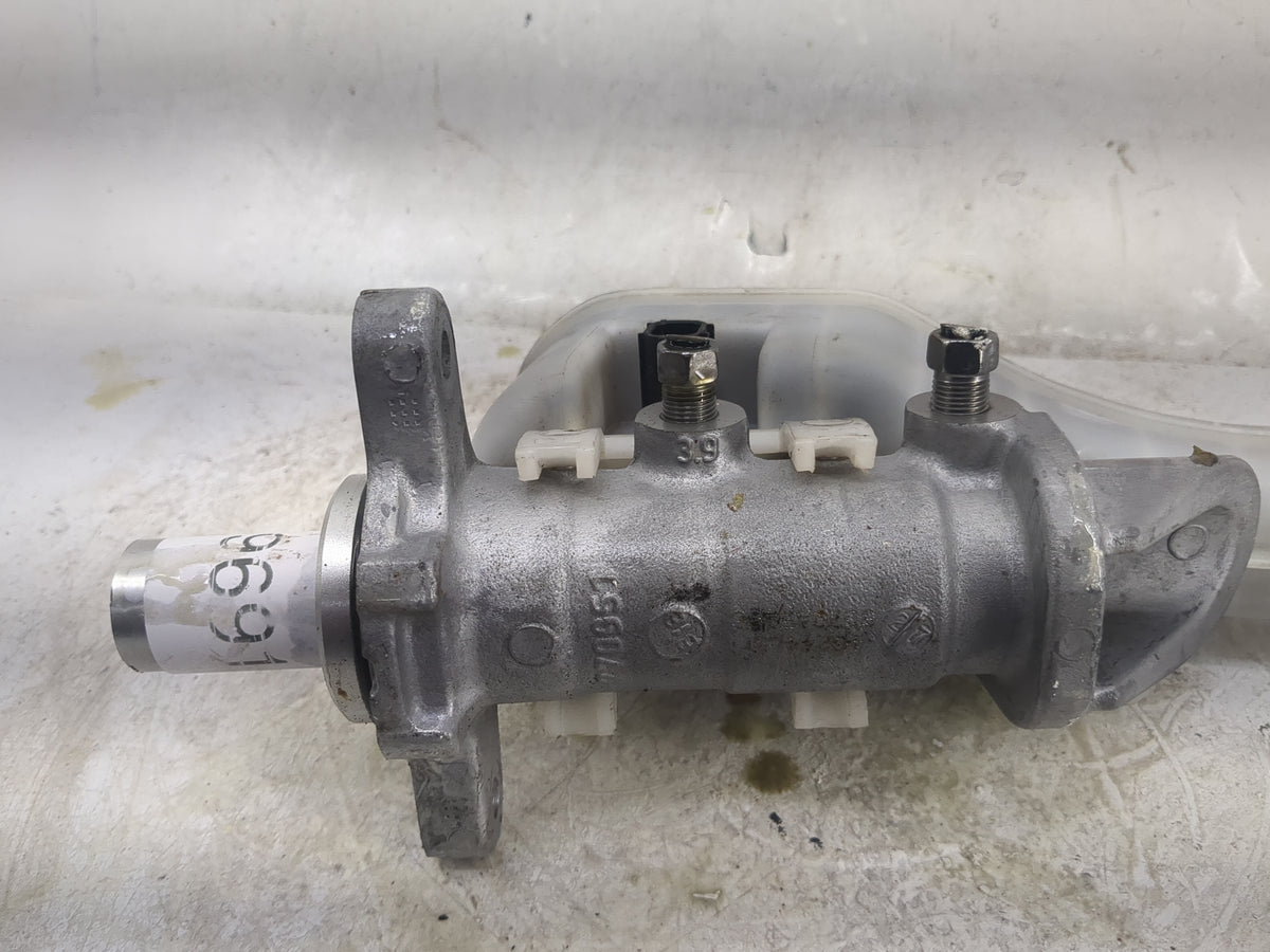 2018 Dodge Journey Brake Master Cylinder 1496919 - Oemusedautoparts1.com