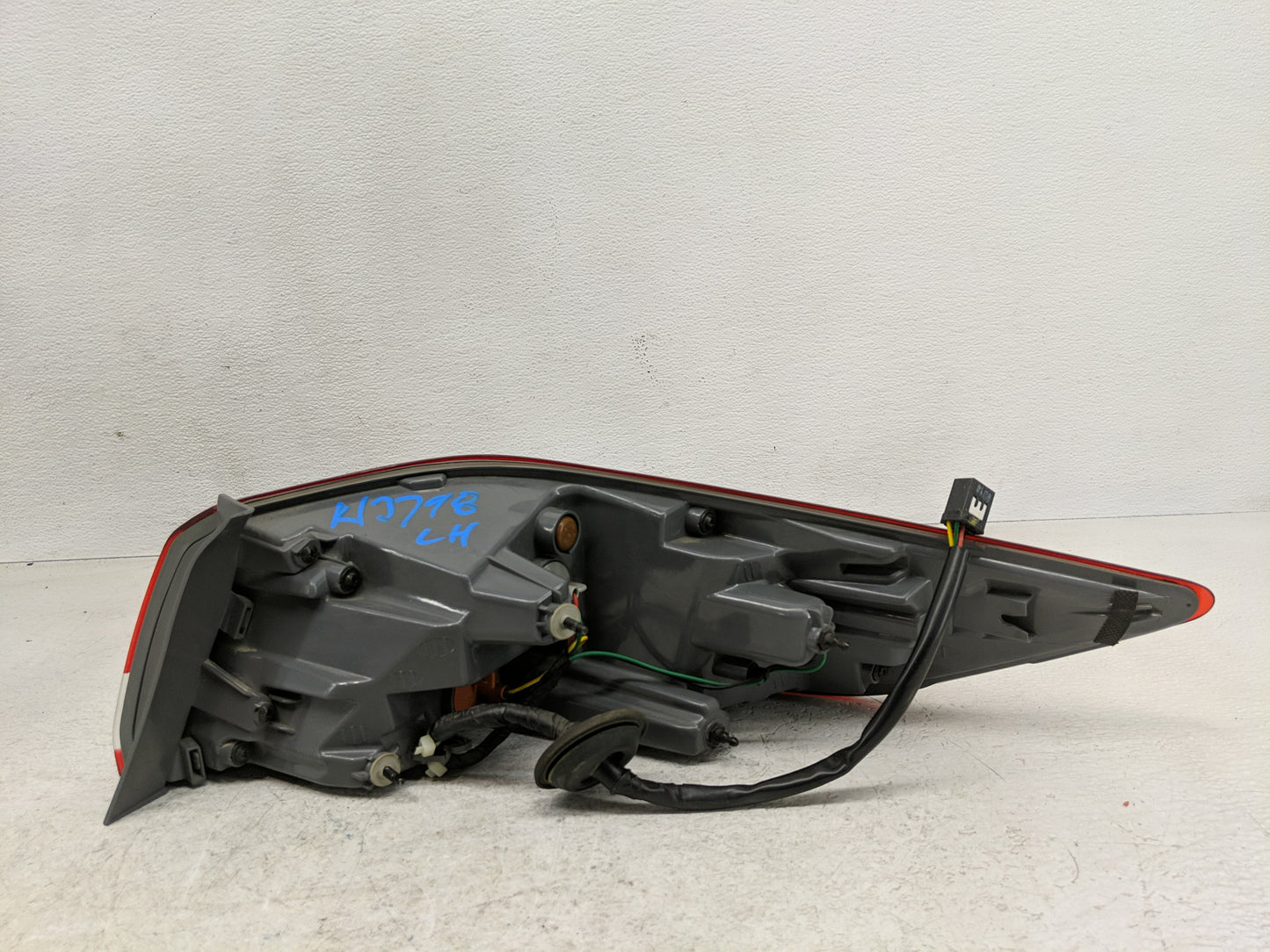 2018-2020 Hyundai Elantra Tail Light Assembly Driver Left OEM P/N:92401-F30 Fits Fits 2018 2019 2020 OEM Used Auto Parts - O