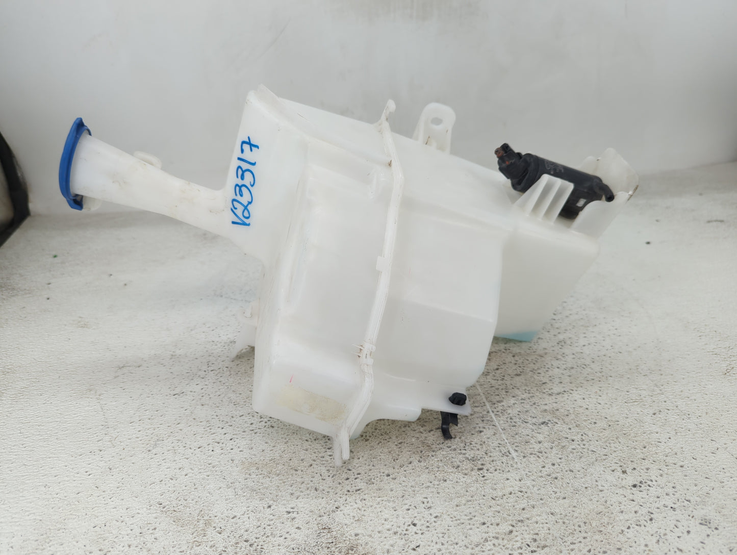2017-2018 Hyundai Elantra Windshield Washer Fluid Reservoir Bottle Oem - Oemusedautoparts1.com