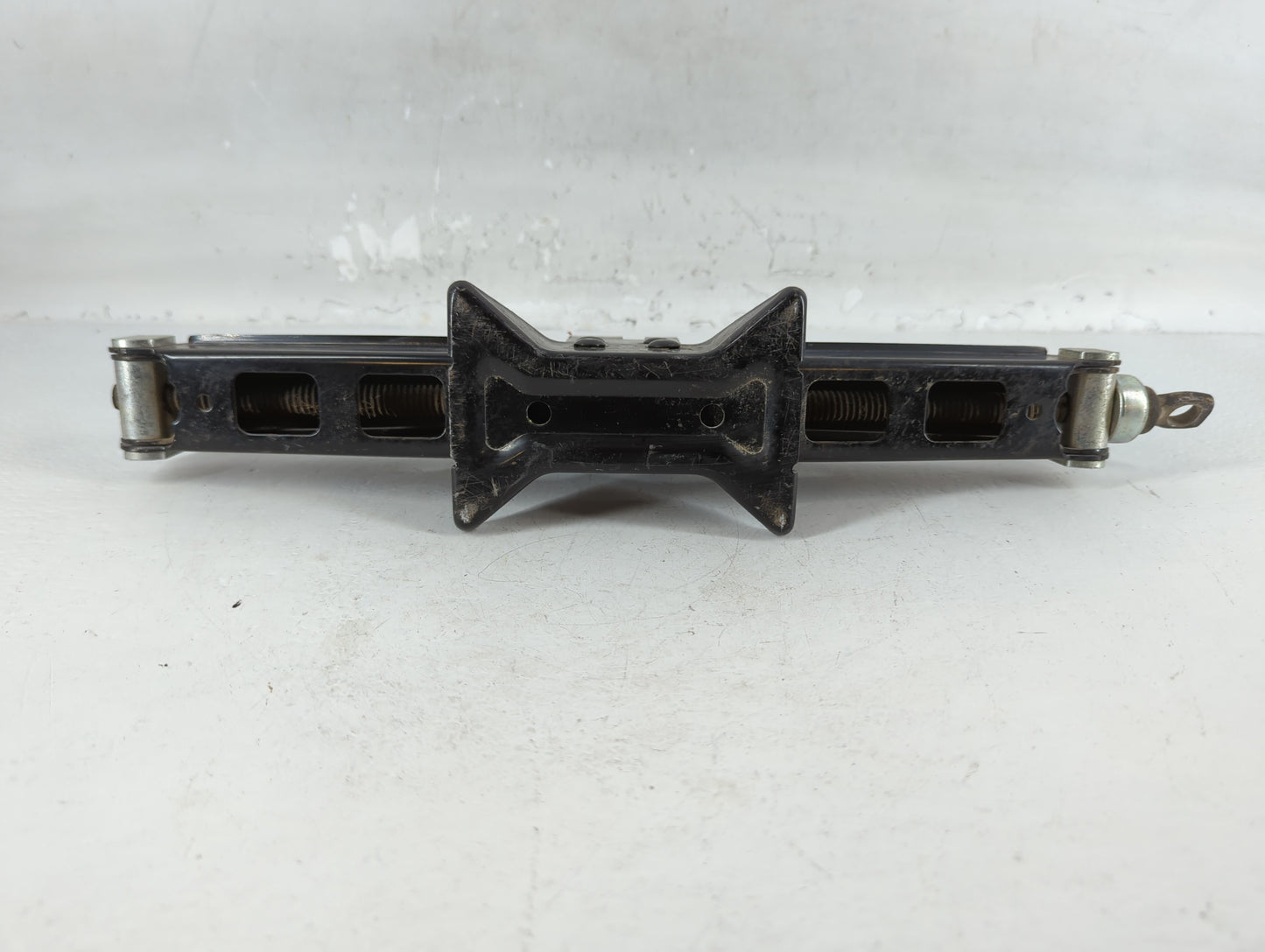 2018 Hyundai Tucson Spare Scissor Car Jack 760718 - Oemusedautoparts1.com