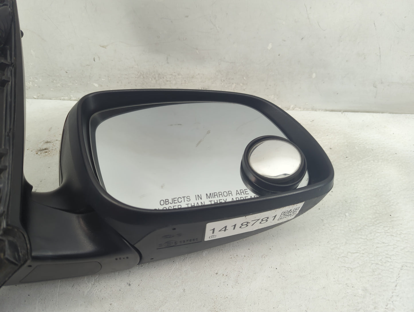 2015-2018 Kia Sedona Passenger Side View Mirror - Right Door Mirror OEM Used - Oemusedautoparts1.com