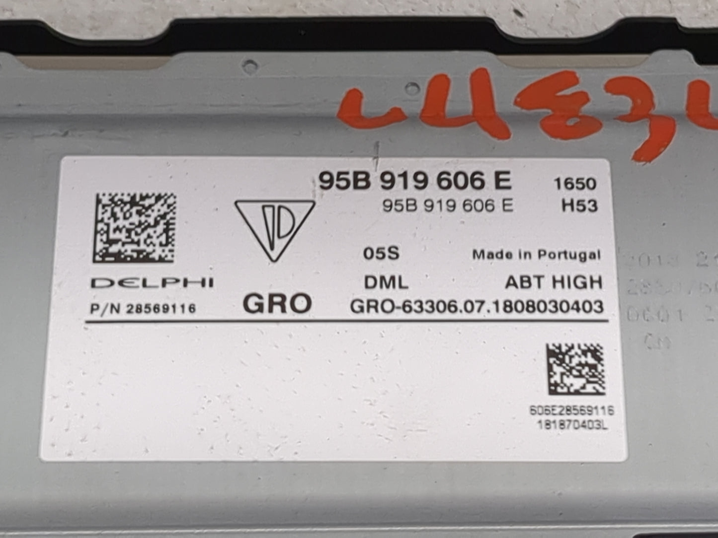 2017-2018 Porsche Macan Information Display Screen - Oemusedautoparts1.com