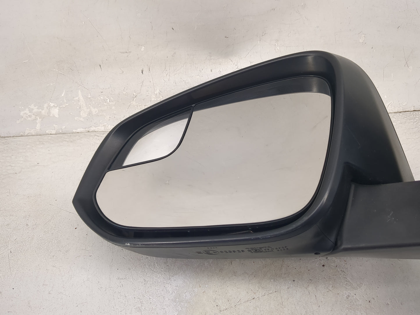 2018 Toyota Rav4 Driver Side View Mirror - Left Door Mirror OEM Used - Oemusedautoparts1.com