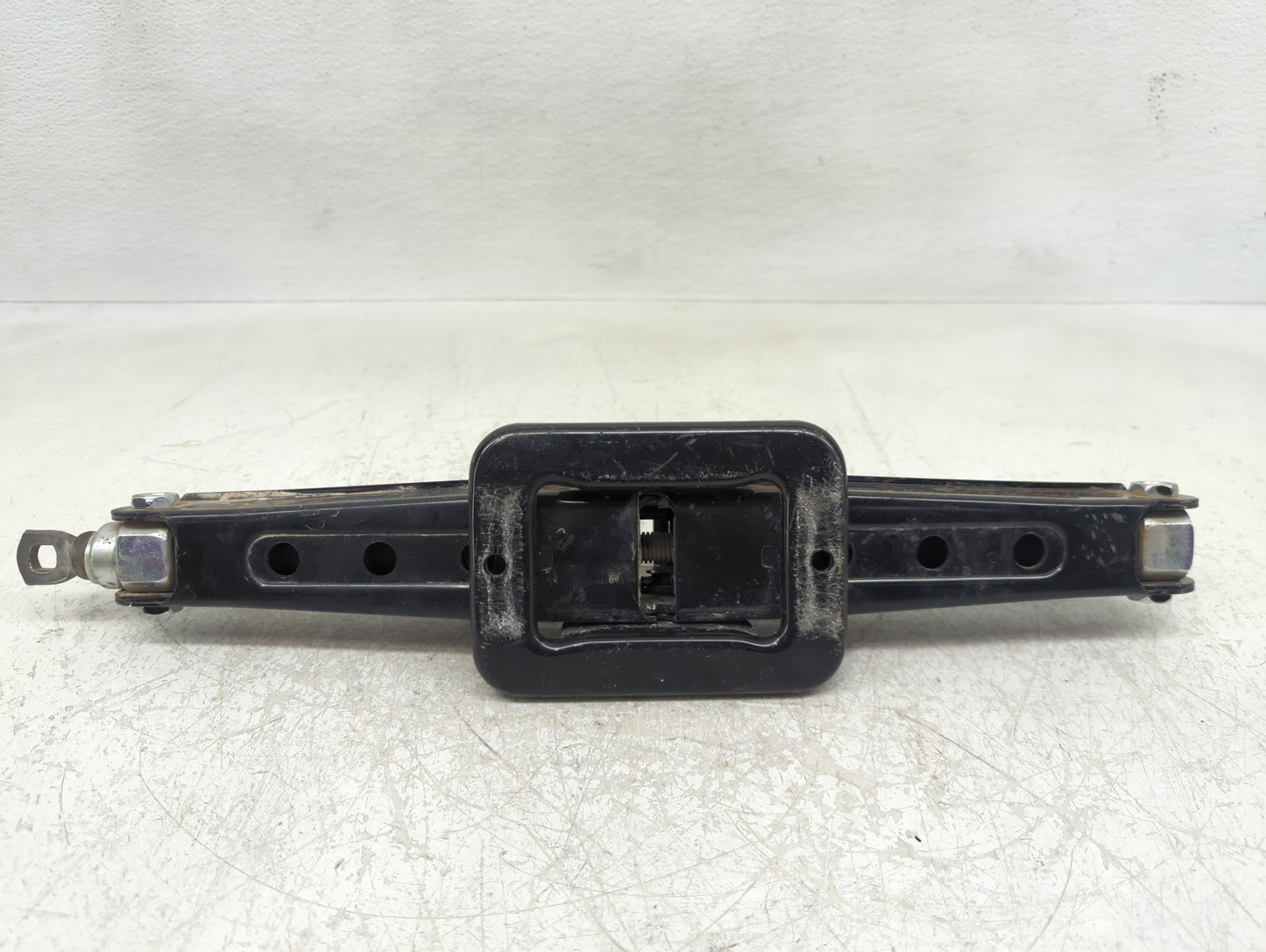 2018 Volkswagen Atlas Spare Scissor Car Jack - Oemusedautoparts1.com