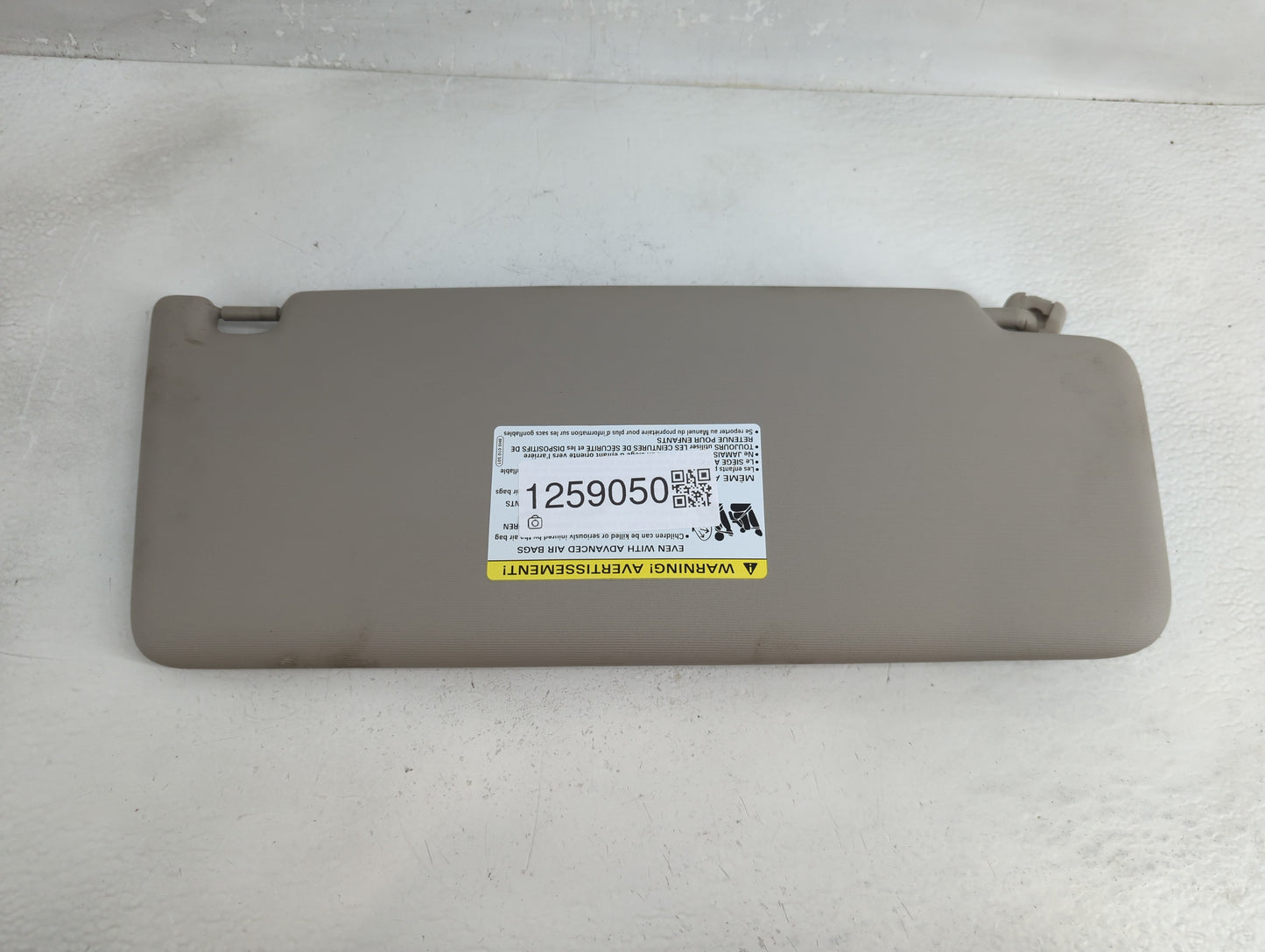 2020-2022 Volkswagen Atlas Sun Visor Shade Replacement Driver Left Mirror Fits Fits 2020 2021 2022 OEM Used Auto Parts - Oem